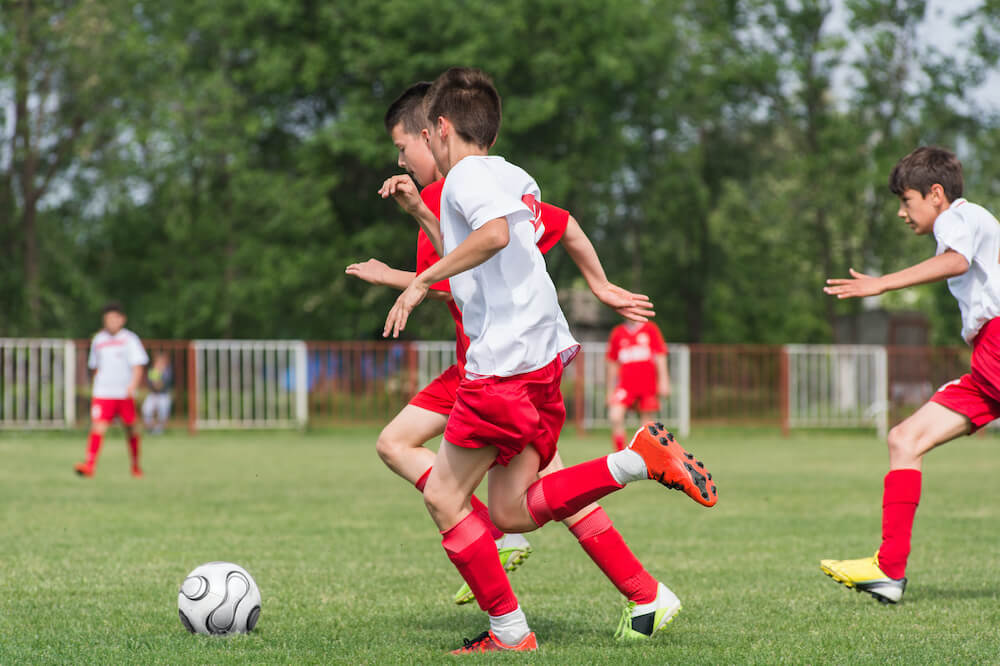前十字靭帯から復帰を目指すサッカー選手が実践的な練習に取り組んでいる